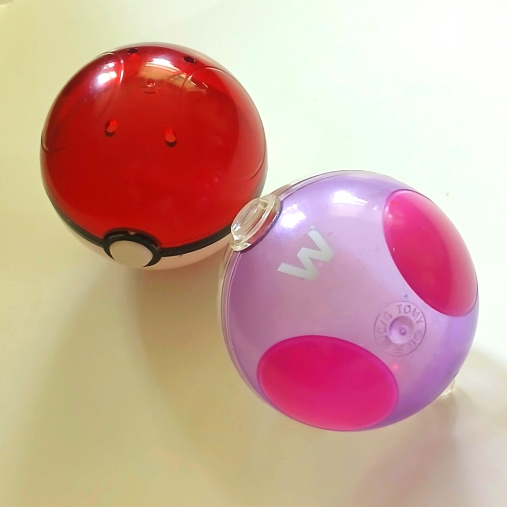 1999 VINTAGE POKEMON POKE BALLS LOT OF 9